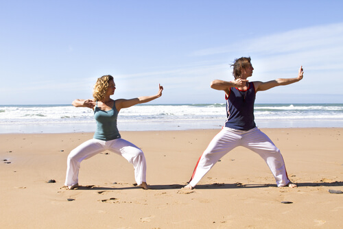 Personas haciendo chi kung en la playa