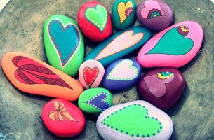 piedras pintadas simbolizando los rituales para vencer la ansiedad