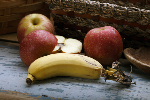 Plátano con manzanas