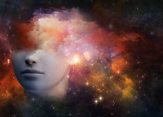 cabeza envuelta en nubes simbolizando el efecto del quimiocerebro