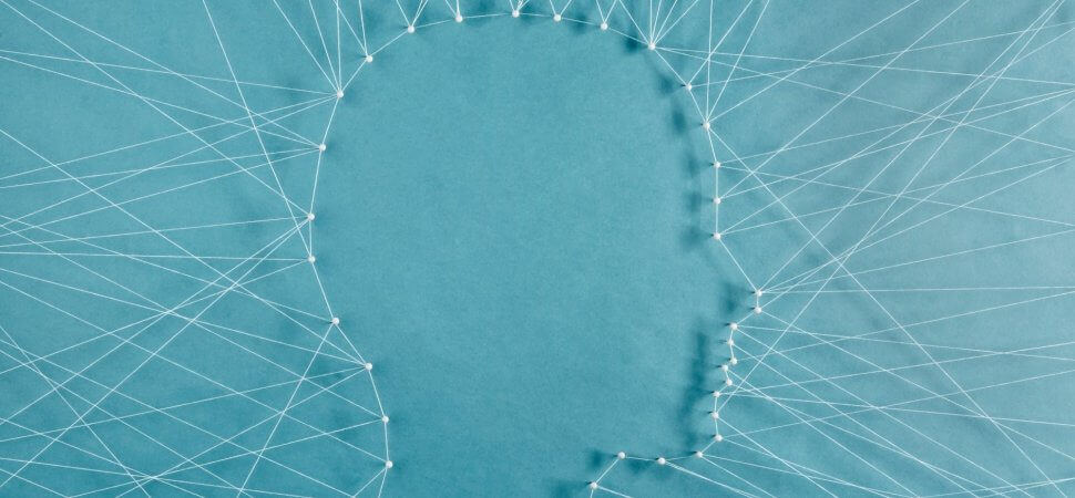 Rostro con hilos simbolizando el hecho de que las personas inteligentes dudan más