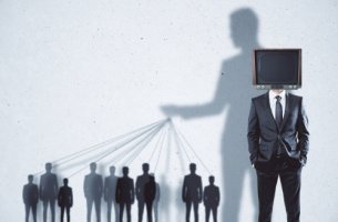 Sombra de un hombre manipulando personas para representar la inteligencia maquiavélica