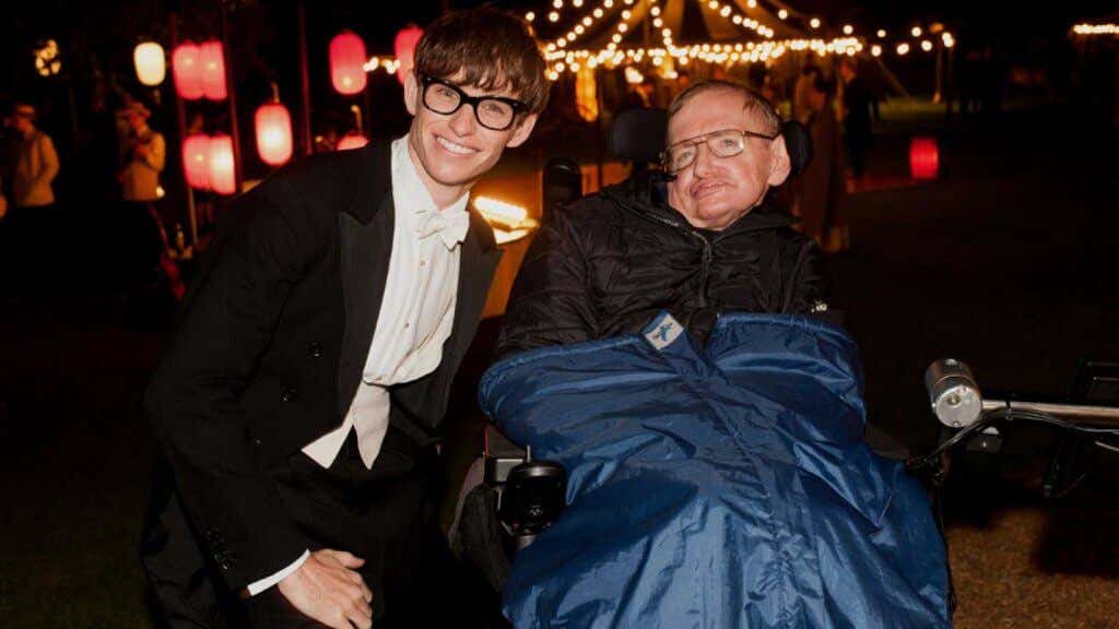 Stephen Hawking con el actor que lo interpreta en la teoria del todo