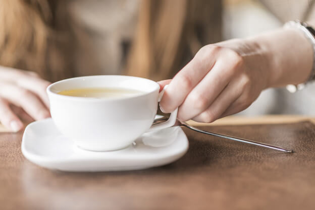 taza de té blanco para ayudar a mejorar el ánimo y energía a través del desayuno