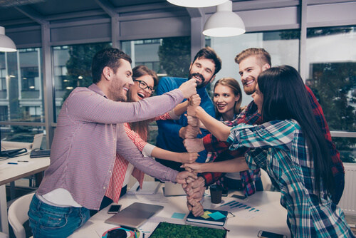 Trabajadores uniendo sus manos