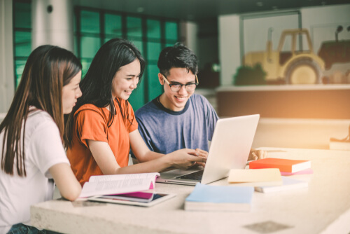 Adolescentes estudiando juntos para afrontar un examen