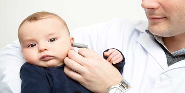 bebé atendido por médico con síndrome de Waardenburg