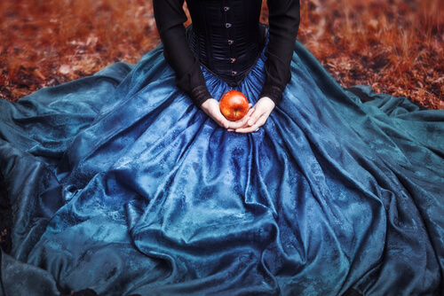 Blancanieves con una manzana en la falda