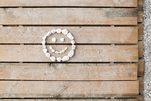 Cara sonriente sobre una madera