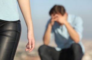 Chica abandonando a su pareja