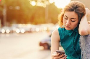 Chica escribiendo en su móvil sobre la dictadura de los likes