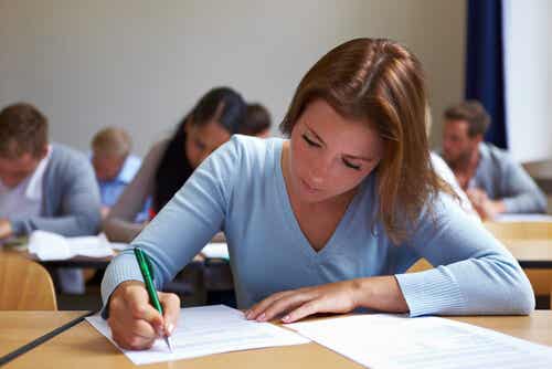 Chica estudiando un examen