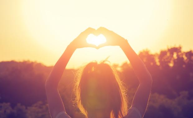 Chica haciendo un corazón con las manos