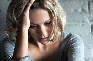 Chica que sufre síntomas iniciales de la ansiedad
