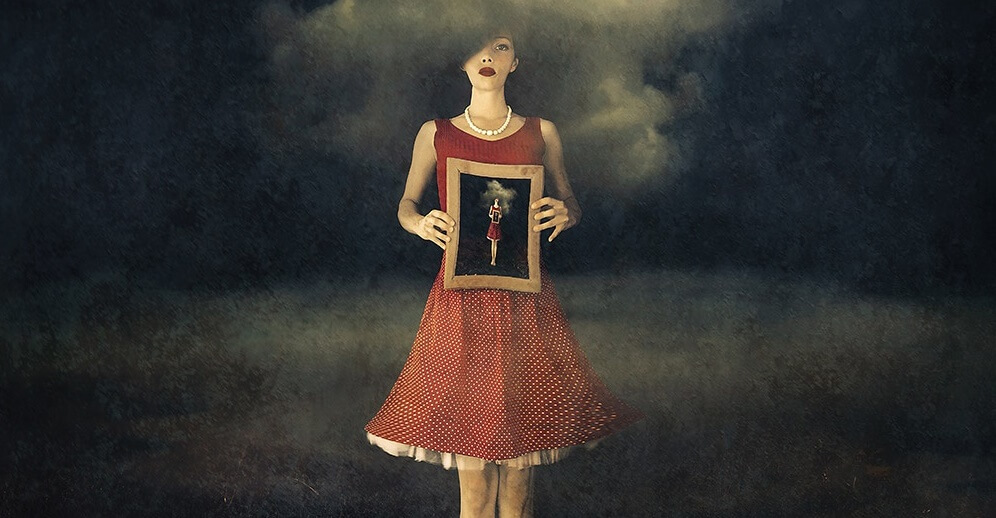 chica sosteniendo imagen de un cuadro que simboliza a las personas que rompen promesas