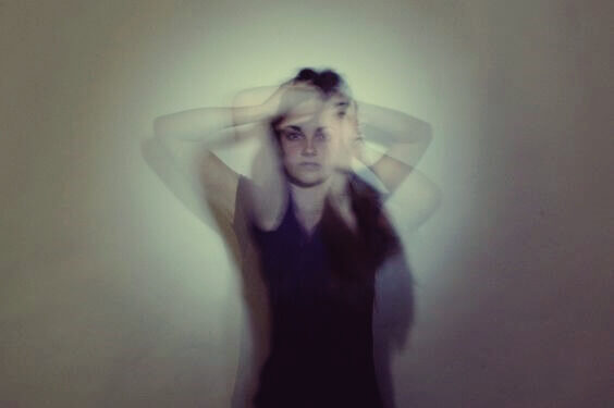 Chica con trastorno desrealización