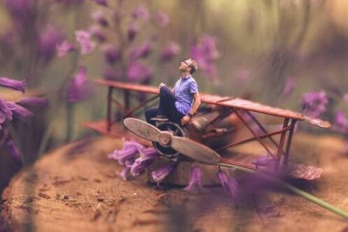 chico con avión simbolizando la teoría de los pequeños logros