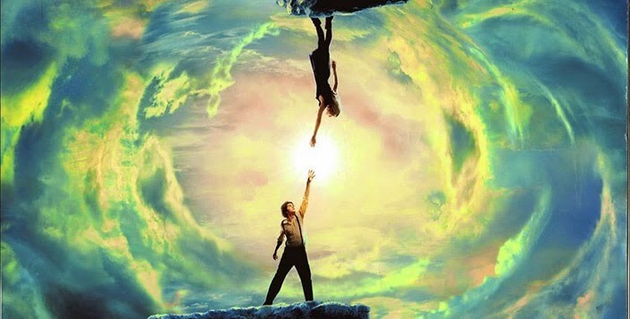 chicos alcanzándose con las manos simbolizando la hipótesis de los universos paralelos