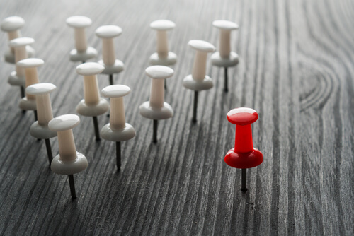 Chinchetas blancas con una roja para representar el efecto horn