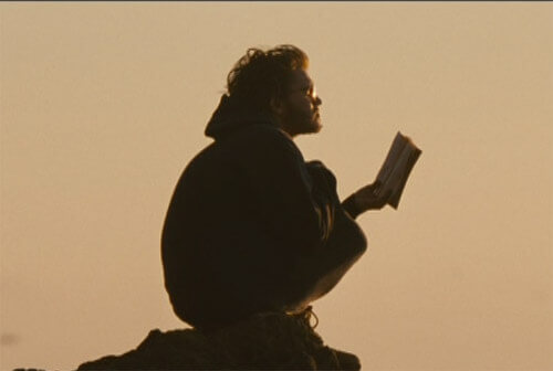 Christopher leyendo un libro