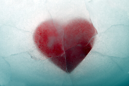 Corazón cubierto de hielo para representar las dificultades psicológicas que generan problemas de pareja