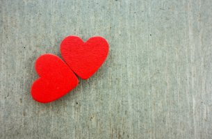 Dos corazones rojos juntos para representar el amor romántico