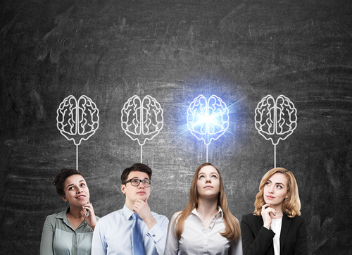 Empleados y líder pensando y afrontando su disonancia cognitiva
