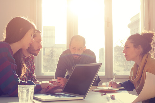 Equipo de trabajo hablando
