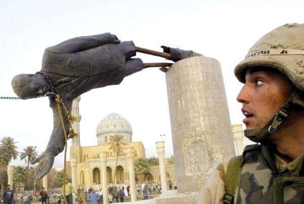 estatua de Sadam Hussein simbolizando la teoría del encuadre
