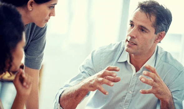 grupo de trabajo con hombre simbolizando cómo expresar las opiniones
