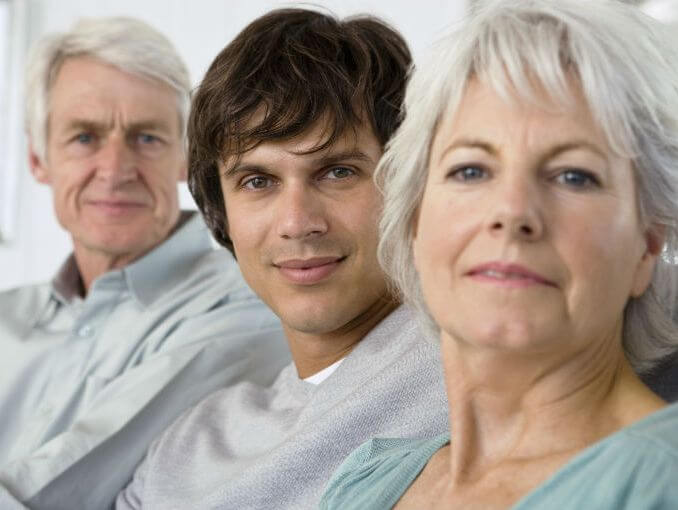 padres con hijo simbolizando cuando la familia afecta a la relación de pareja
