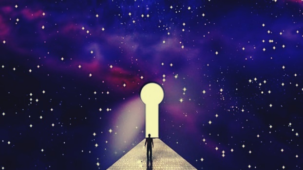 hombre ante cerradura simbolizando el delirio místico