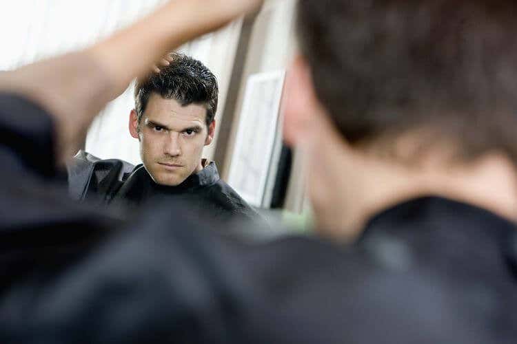 hombre ante el espejo simbolizando el caos del narcisista