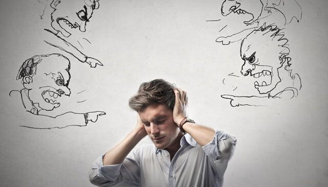 hombre acusado por figuras que simbolizan el caos