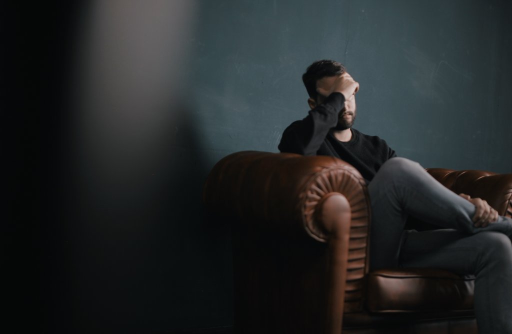 Hombre con depresión en la consulta