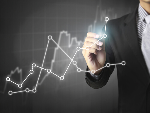 Hombre dibujando gráfica