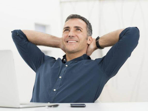hombre maduro simbolizando cómo ser más felices después de la mediana edad