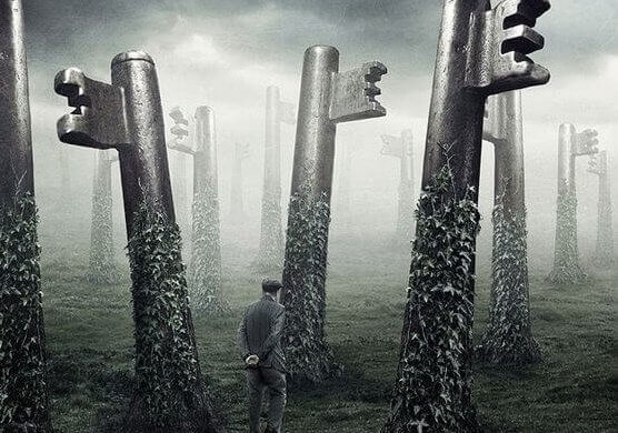 Hombre en un bosque de llaves simbolizando un cuento oriental