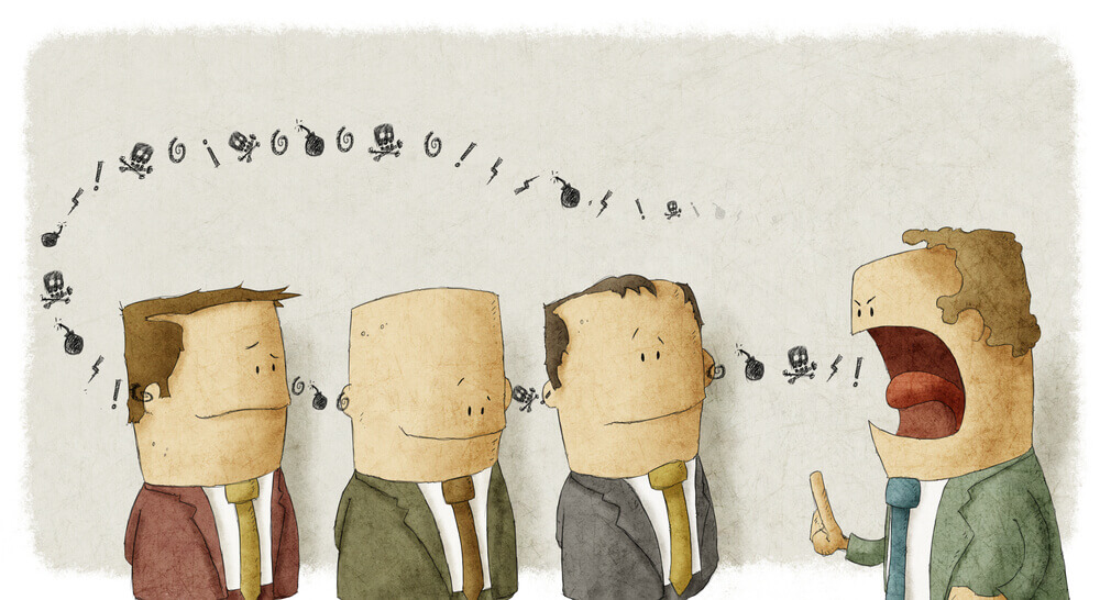 hombre gritando a sus empleados para representar cómo describes a los demás