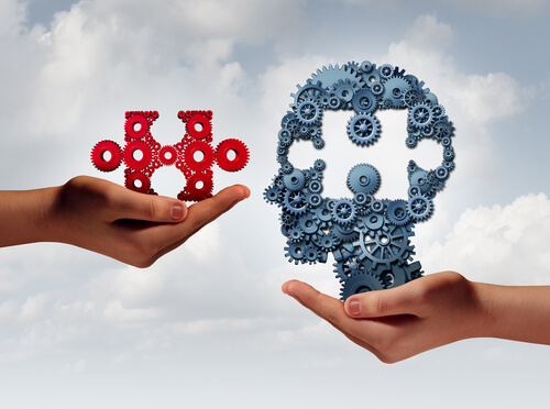 Hombre con pieza de puzzle en la mente para representar el desarrollo de aptitudes