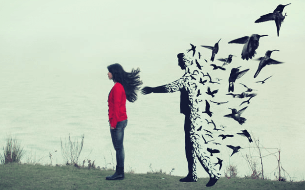 Hombre que se desvanece en pájaros tras una joven simbolizando el amor a los que ya no están