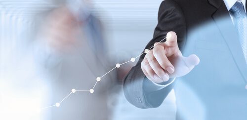 Hombre señalando una línea en evolución por la diversidad de pensamiento