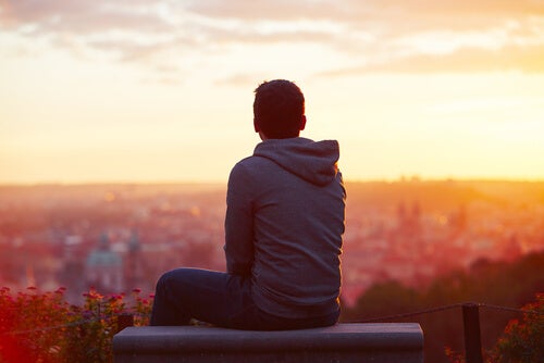 Hombre sentado mirando el horizonte