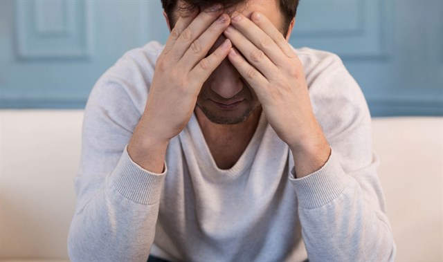 Hombre triste por ser víctima en el pasado de la violencia sexual