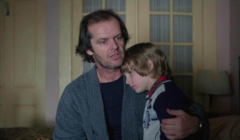 Jack abrazando a un niño