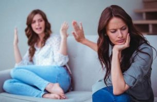 Madre e hija discutiendo
