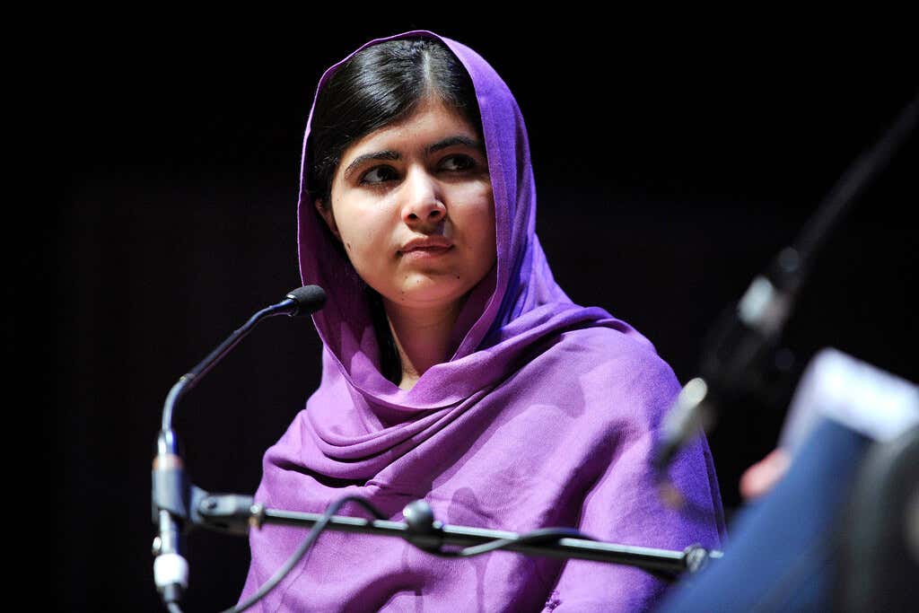 Malala con un micrófono