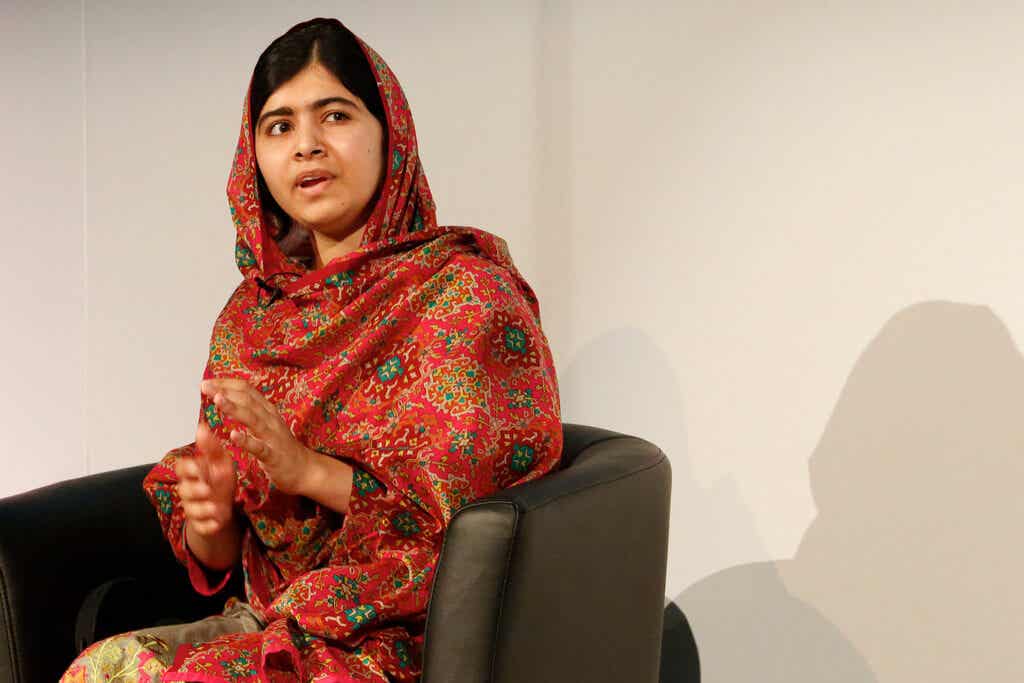Malala Yousafzai sentada
