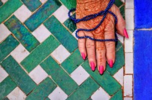 Mano con henna de una mujer