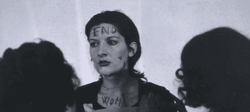 Imagen del experimento de Marina Abramovic en la que sale con la palabra end en la frente